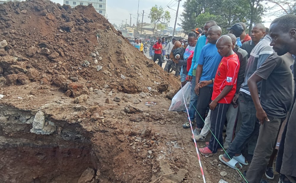 Four dead, three rescued after sewer line collapses in Shauri Moyo - Residents of Shauri Moyo on September 13, 2024 gather around the area where a sewer line collapsed, resulting in the deaths of four people. (Photo: Barack Oduor)