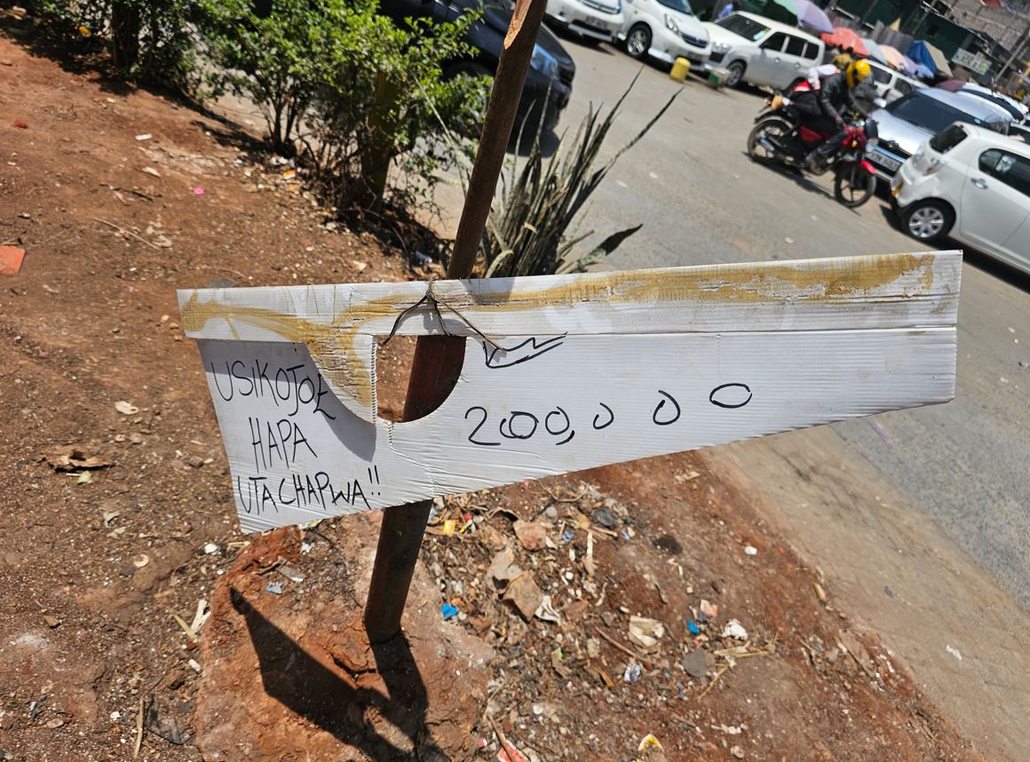 A warning sign at the Eastleigh roundabout: “Usikojoe hapa utachapwa, 200,000” – “Do not urinate here; you will be beaten and fined 200,000.” 🚫💸 #Eastleigh #LocalWarnings