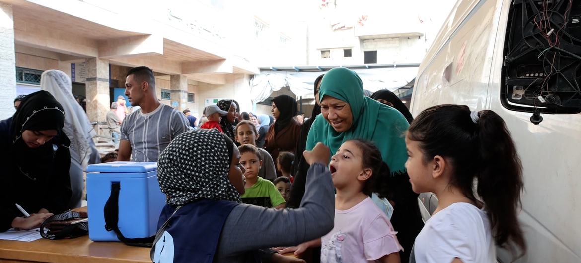 Between fear and hope, Gazans parents line up in their thousands to protect their children from polio