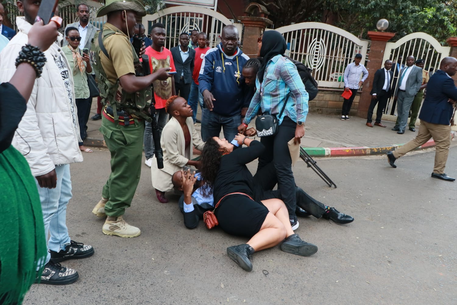 Drama as police attempt to arrest activists outside President Ruto’s office