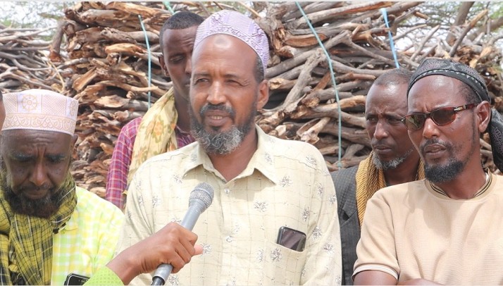 Ahmed Khalid Sheikh of Bananey Ward, Wajir South, speaks after the community intercepted charcoal and firewood being transported to refugee camps on Saturday. (Photo: [Photographer's Name])