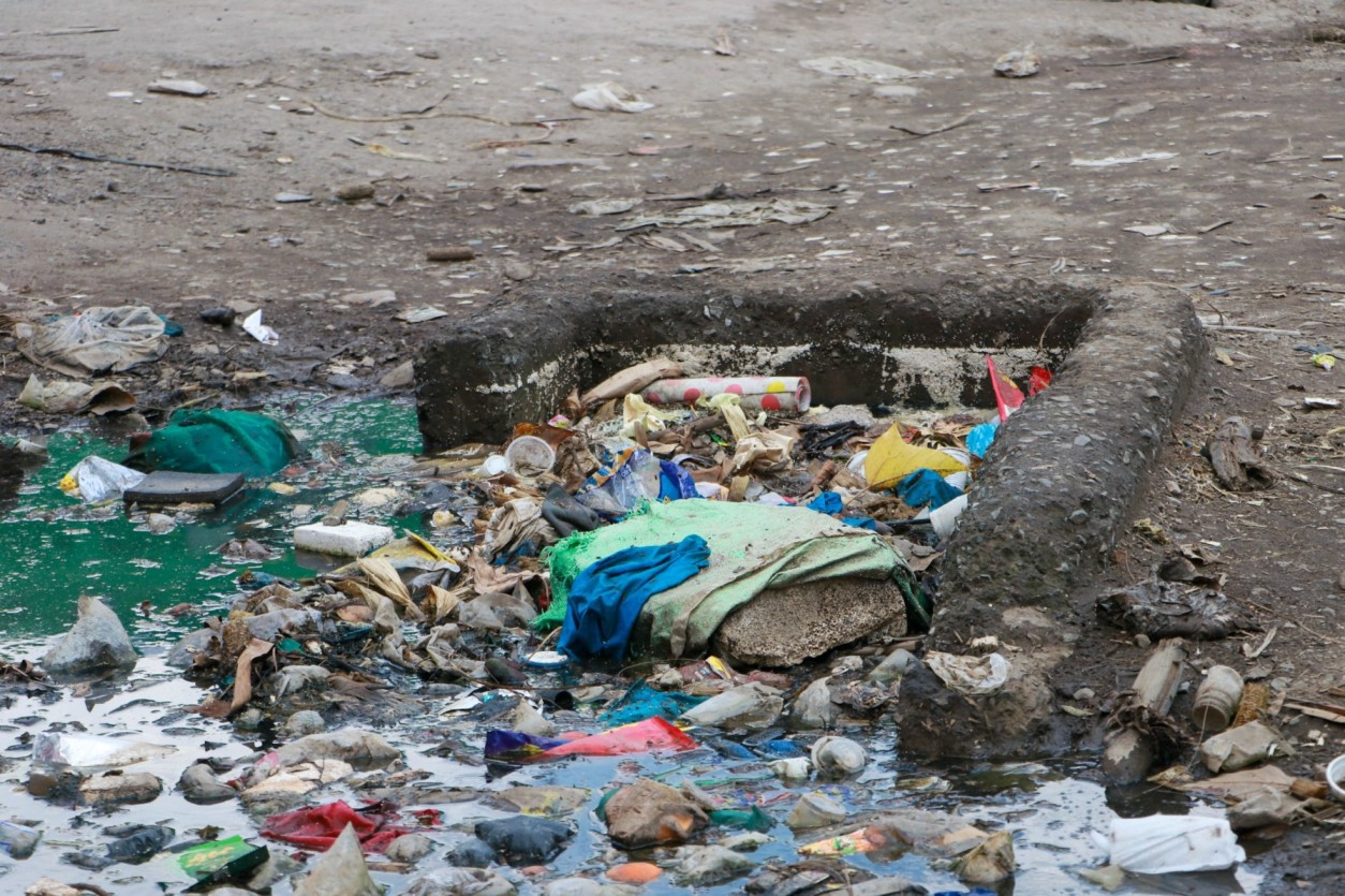 The blocked sewage line along captain Mungai street in Eastleigh. (Photo: Justine Ondieki)