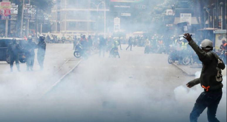 Police fire tear gas at lecturers protesting in Nairobi CBD on Monday, September 23, 2024. (Photo: Handout)