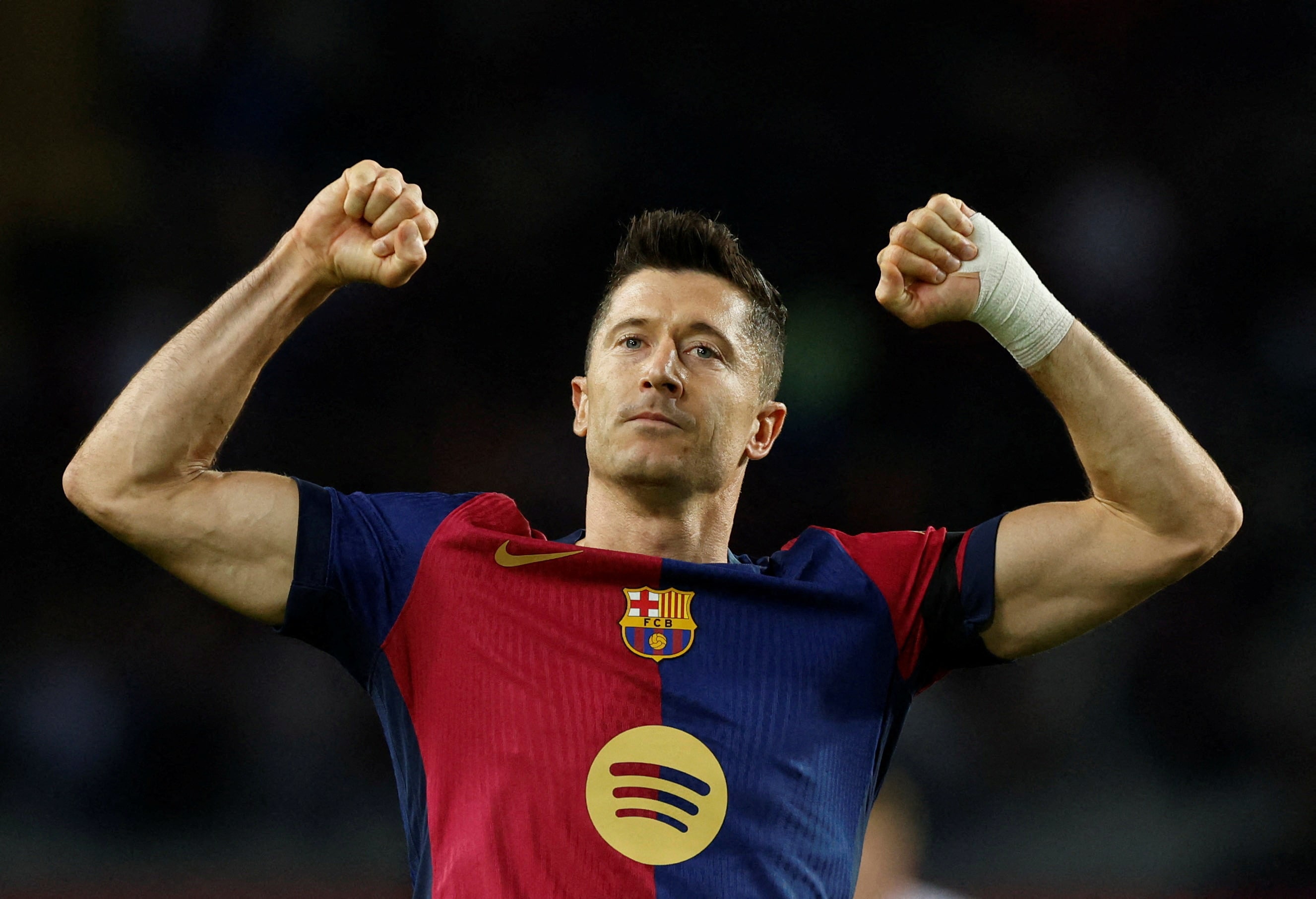 Lewandowski double helps Barcelona to stunning 4-0 win at Real Madrid