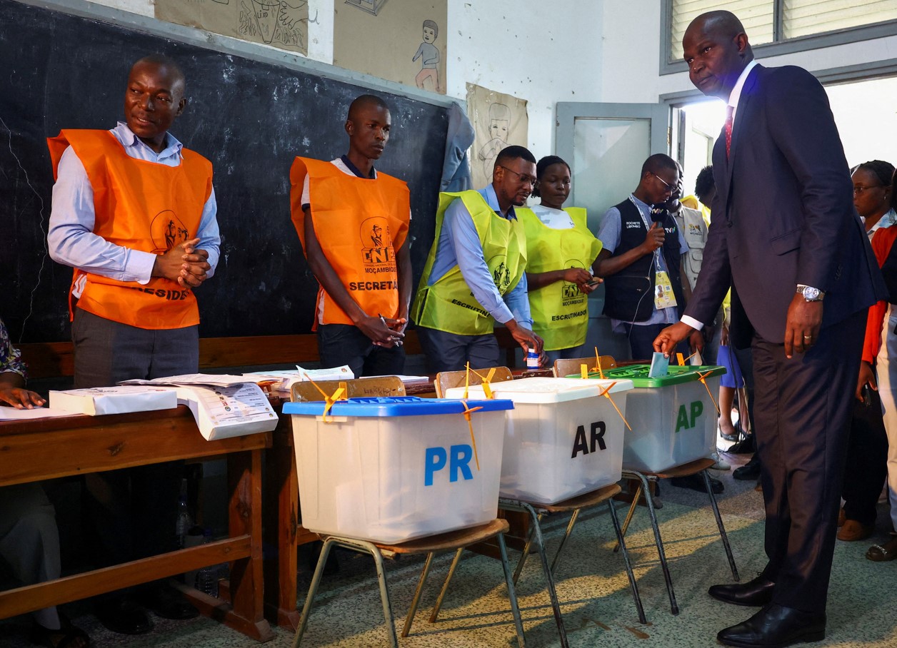 Daniel Chapo, presidential candidate of the ruling Frelimo party casts his vote during the general elections at Inhambane, in the southern Mozambique, October 9, 2024. REUTERS/Siphiwe Sibeko/File Photo