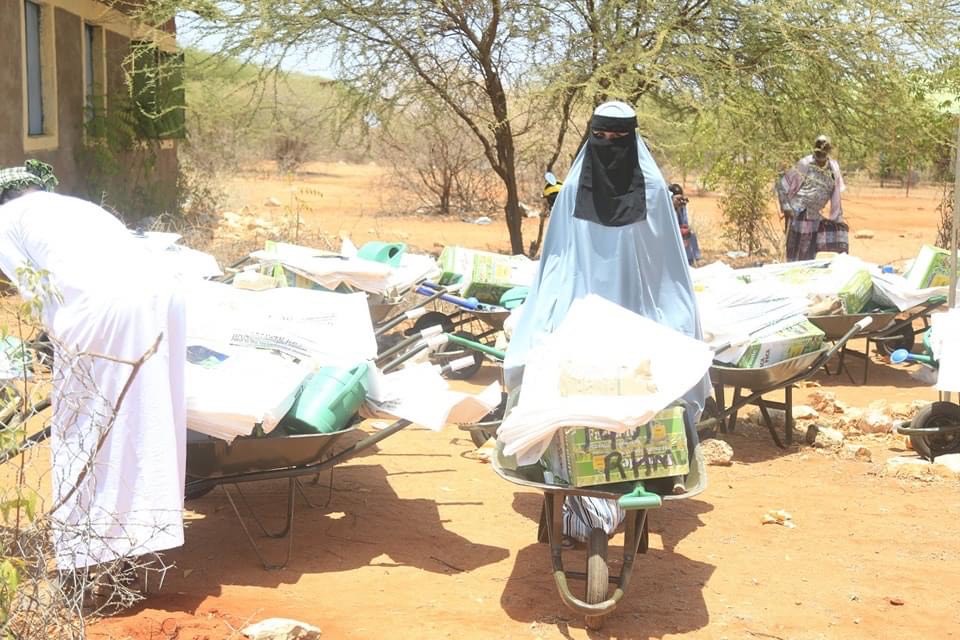 Farmers receiving farm inputs on Sunday, September 6, 2024, at Rhamu ward in Mandera County. (Photo: Issa Hussein)