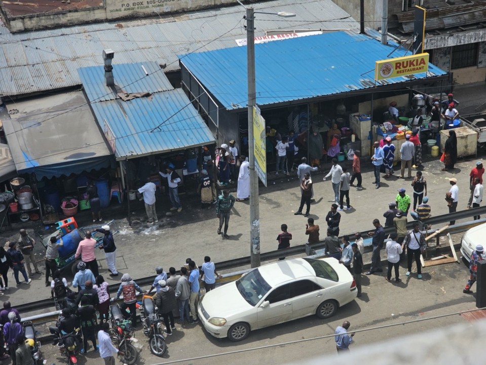 Nairobi county askaris raid Eastleigh businesses, confiscate furniture