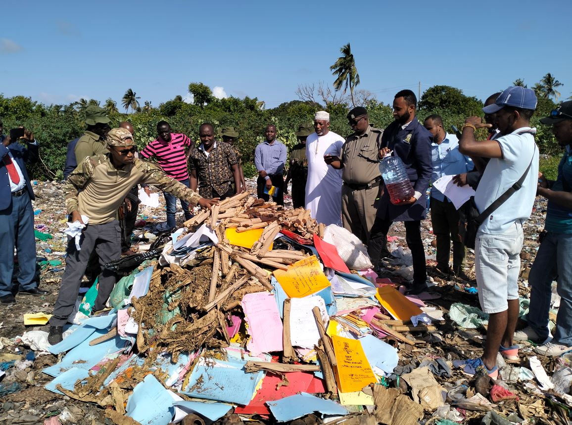 Police display drugs nabbed in Lamu. (Photo: Farhiya Hussein)