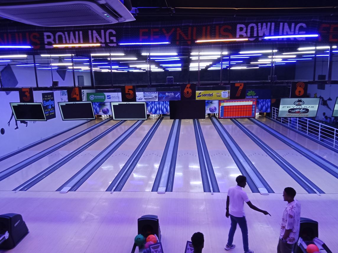 Revellers lining up to play pool and billiards at Feynuus Bowling Club, where Mogadishu’s youth gather for fun and relaxation. (Photo: Hassan Mohamed)