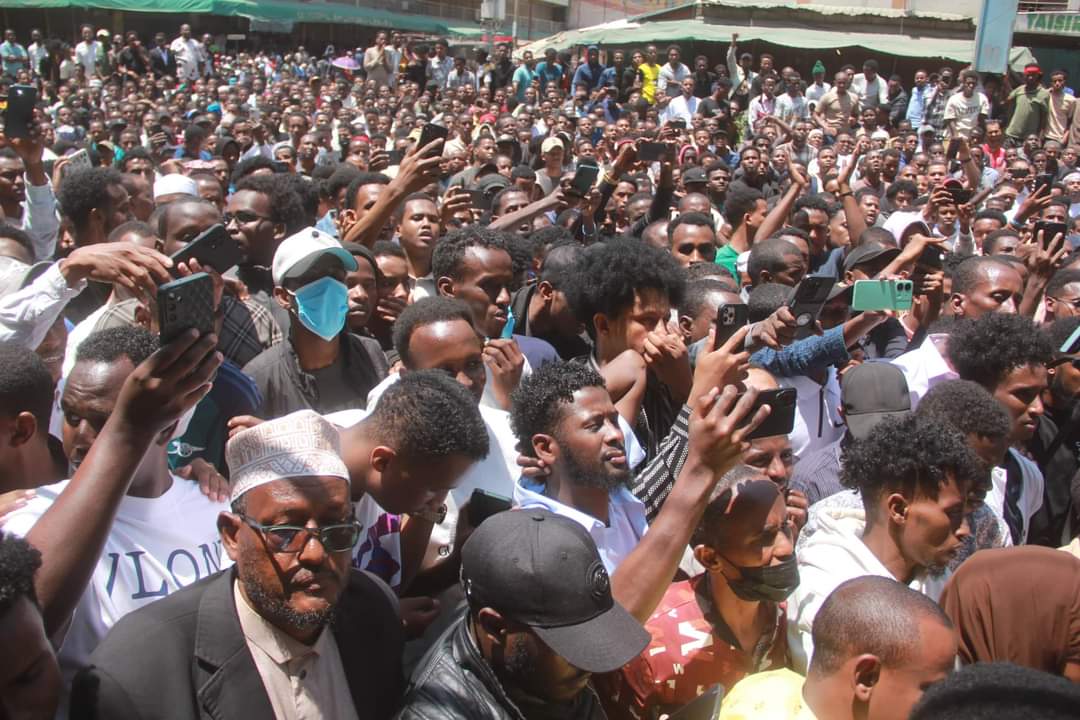 Hundreds gather in Eastleigh to mourn murdered mother, daughter and niece