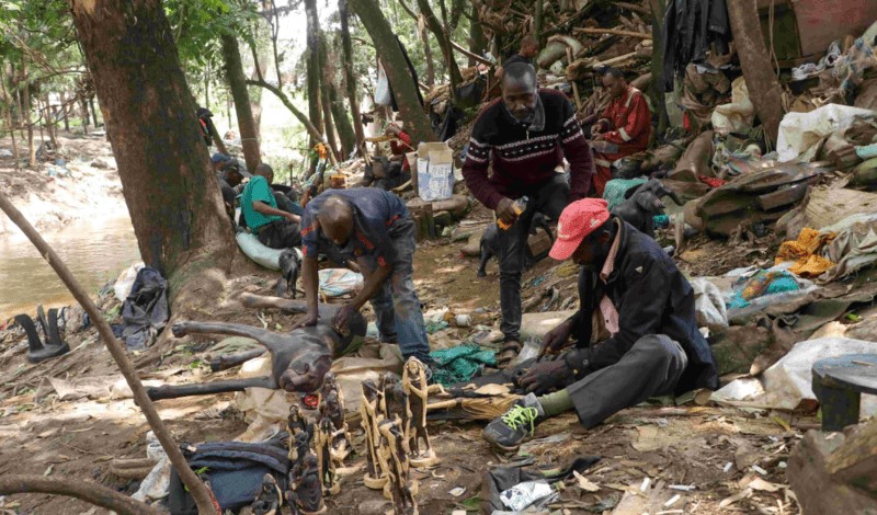 Kenyan households’ wages remain stagnant as cost of living rises - Study - Workers at the Nairobi Handicraft Cooperative Society. A number of households in Kenya are grappling with stagnant wages amid rising cost of living. (Photo: Justine Ondieki)