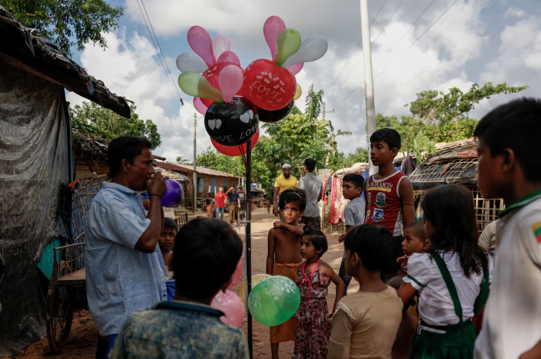 In world's largest refugee camps, Rohingya mobilise to fight in Myanmar