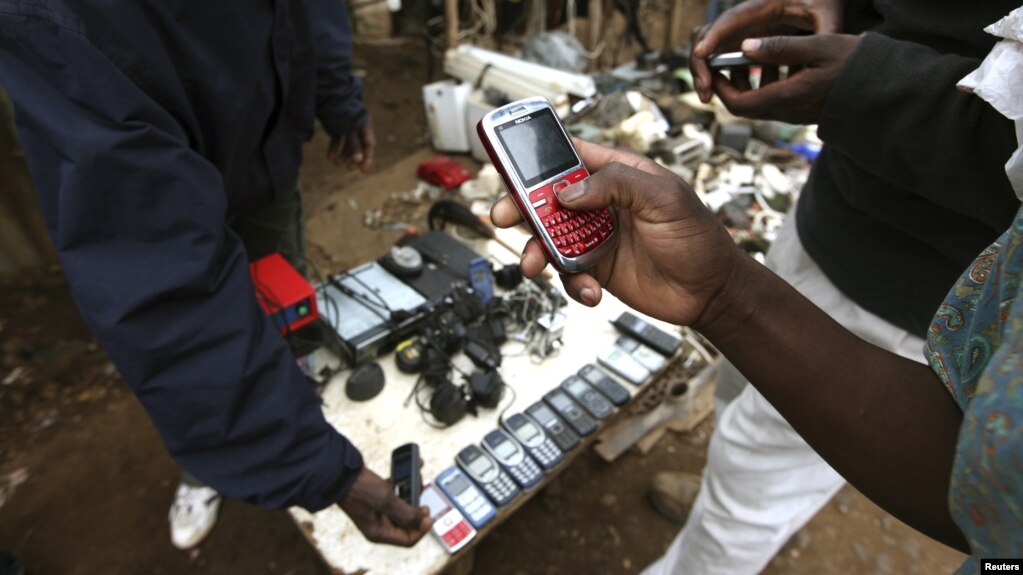 10 arrested in Sh449 million scam targeting Fuliza loan platform - Only 53.7 per cent of Kenyans own mobile phones, according to a recent survey by the Kenya National Bureau of Statistics.  (Photo: Reuters)