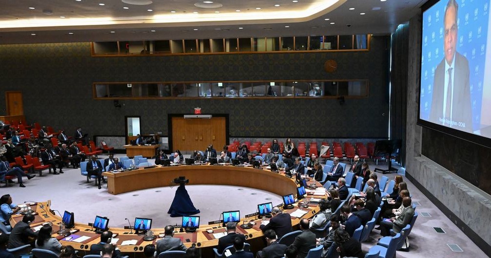 Allies of warring Sudan generals ‘enabling the slaughter,’ UN Security Council hears - Ramesh Rajasingham (on screen), Director of Coordination at OCHA, briefing the Security Council. (Photo: UN Photo/Evan Schneider )