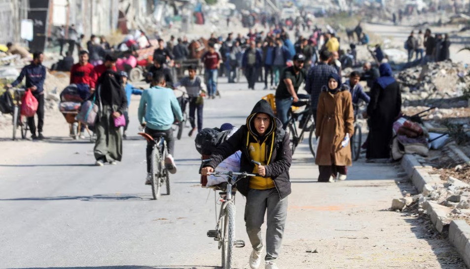 Human Rights Watch accuses Israel of war crimes over Gaza displacements - Displaced Palestinians on November 12, 2024, make their way after fleeing the northern part of Gaza amid an Israeli military operation in Gaza City. (Photo: File/REUTERS/Dawoud Abu Alkas)