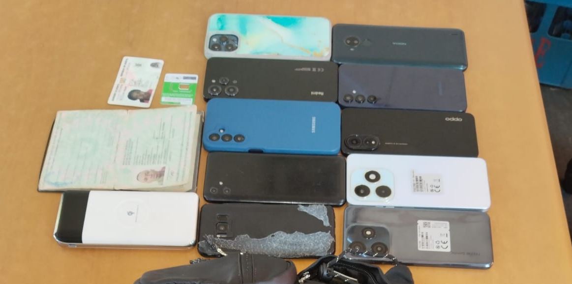 Rwandan national arrested in Mombasa in phones theft crackdown - Some of the phones recovered from a Rwandan national in Mombasa during a police crackdown on stolen mobile phones. (Photo: Handout)