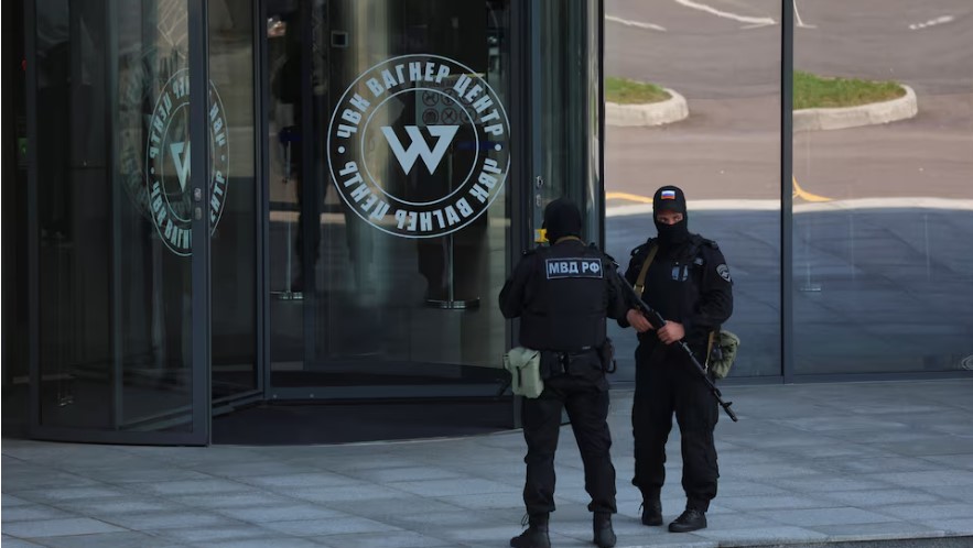 At least seven Russian Wagner mercenaries killed in Mali attack - Russian law enforcement officers stand guard outside PMC Wagner Centre in Saint Petersburg, Russia, on June 24, 2023. (Photo: File/REUTERS/Anton Vaganov)