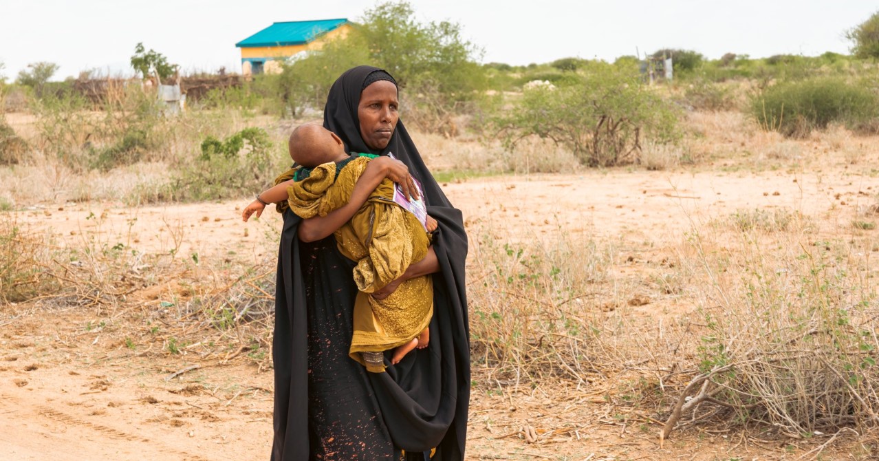 Severe drought in northern Kenya leaves thousands of children facing hunger - A woman carrying her child at an integrated outreach site in Samatar village, Wajir South, which hosts over 100 drought-affected households. (Photo: UNICEF Kenya)