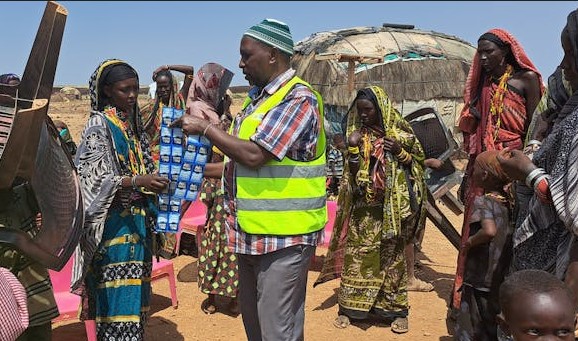 Hygiene promotion campaign seeks to prevent cholera outbreak in Marsabit - Residents of Marsabit County receive water treatment solutions from officials of Food for the Hungry, a humanitarian aid organisation. (Photo: Handout)