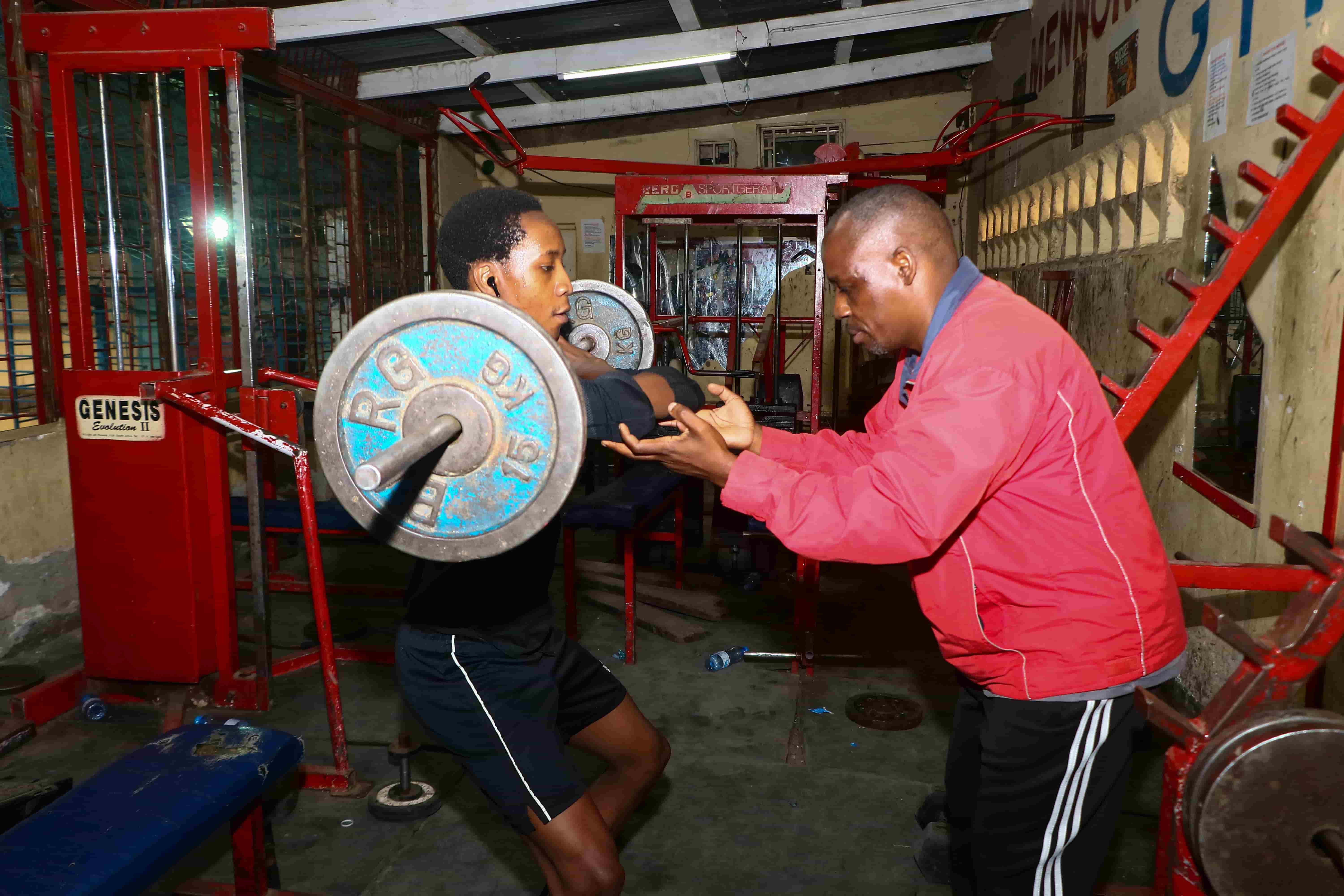 New research suggests vigorous four-minute exercise can boost heart health - A gym trainer guiding an athlete. New research suggests that engaging in just 1.5 to 4 minutes of high-intensity activity daily can lower the risk of heart attacks and strokes by as much as 40 per cent. (Photo: File/Justine Ondieki)