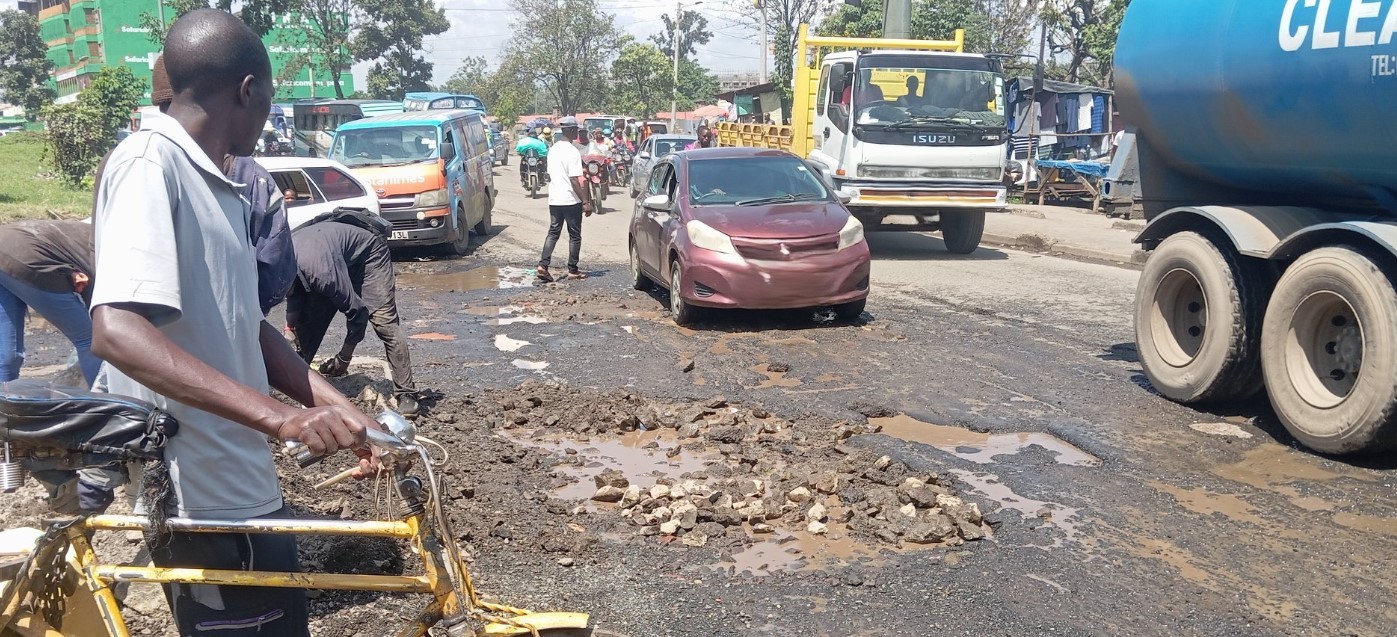 Ombudsman gives KURA ultimatum to fix Nairobi roads amid residents’ complaints - Motorists drive on a potholed section of Jogoo Road in Nairobi. (Photo: Handout)