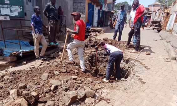 Kibera residents threaten protests after City Hall fails to fix burst sewer - Youths from Kibera volunteer to repair broken sewers after appeals for help from Nairobi City County government fell on deaf years. (Photo: Barack Oduor)