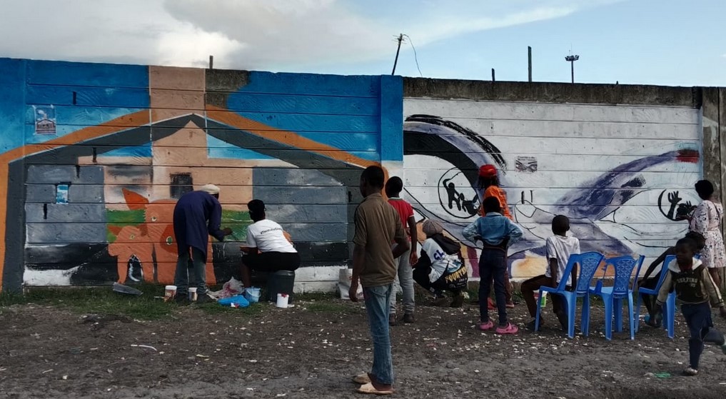 How Mukuru rights group uses murals to protest against bad governance - Members of the Kongamano La Mapinduzi work on a mural on a wall in Mukuru Kwa Njenga in Nairobi. (Photo: Barack Oduor)