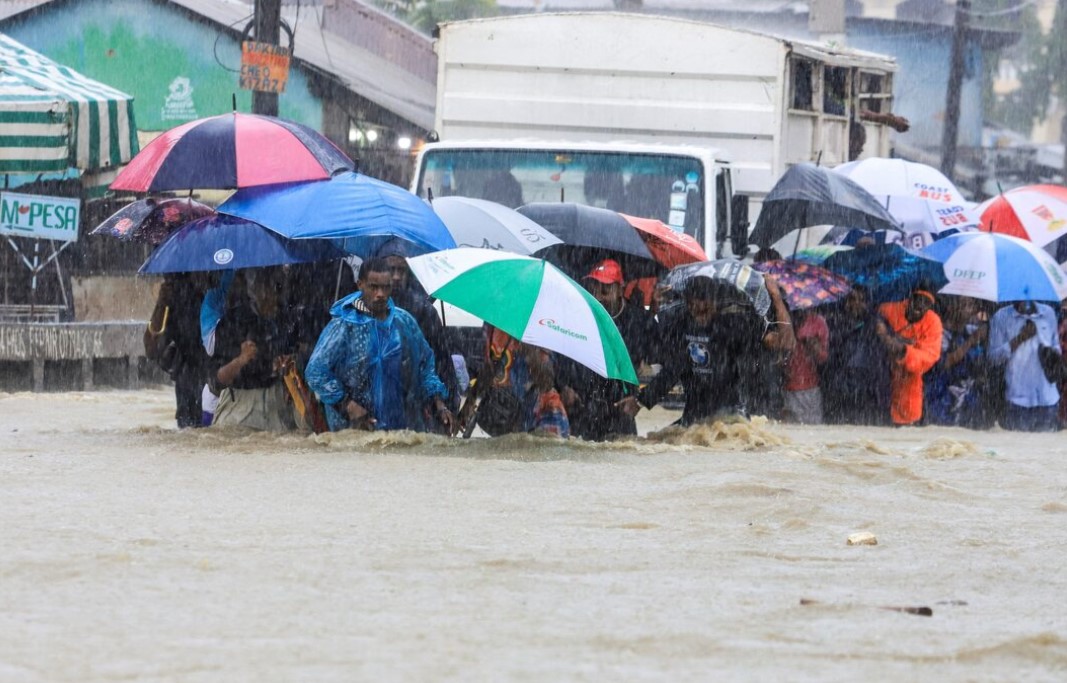 Brace for more heavy rains, cold nights, weatherman warns - People wade through flood waters along a street following heavy rains in Kisauni district of Mombasa, Kenya November 17, 2023. (Photo: REUTERS/Stringer)