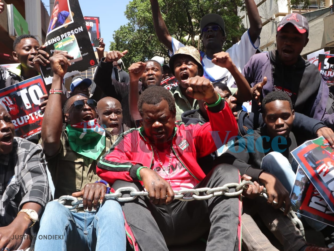 Live Blog: Demonstrators take to Nairobi streets to protest rising cases of abductions - Busia Senator Okiya Omtatah and other protesters in Nairobi CBD protesting over rising cases of abductions. (Photo: Justine Ondieki)