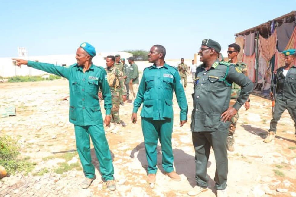 Attempt to rescue jailed family members fails as guards at Somalia’s Galkaayo prison repel armed attackers - Puntland Custodial Corps officers and their security seen outside the Galkaayo prison after the attack. (Photo: Daljir Radio)