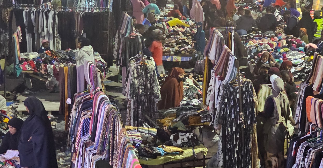 Night market thrives on Eastleigh’s Kipanga Athumani Street as major malls close for the day - Business thrives at night on Kipanga Athumani Street in Eastleigh as people seek to buy cheap items after work. (Photo: Abdirahman Khalif)