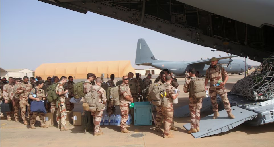 What France loses by closing its military bases in Africa - Soldiers of the last French troops in Niger board a military plane as they prepare to leave Niamey, Niger December 22, 2023. (Photo: REUTERS/Mahamadou Hamidou)