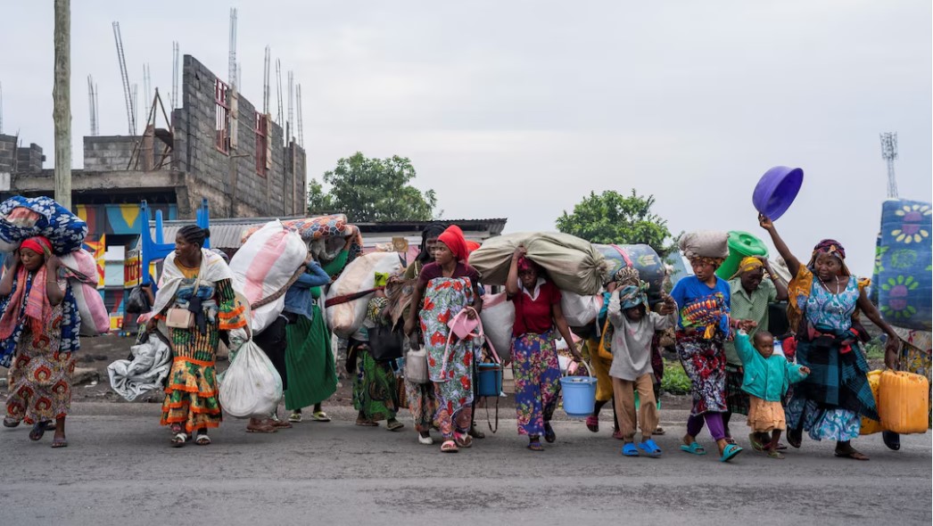 Conflicts in DRC and Sudan expected to overshadow deliberations at African Union summit - Displaced civilians from the camps in Munigi and Kibati carry their belongings as they flee the fight between M23 rebels and DRC’s armed forces in Goma on January 26, 2025. (Photo: REUTERS/Aubin Mukoni)