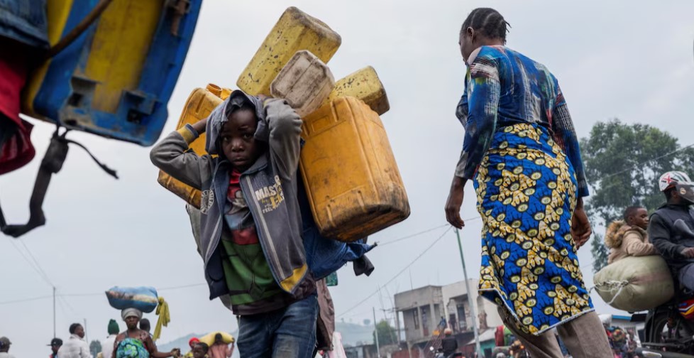 UN Security Council demands M23 forces stop offensive in eastern DR Congo - Internally displaced civilians from camps in Munigi and Kibati carry their belongings as they flee following the fight between M23 rebels and DRC forces in Goma on January 26, 2025. (Photo: REUTERS/Aubin Mukoni)