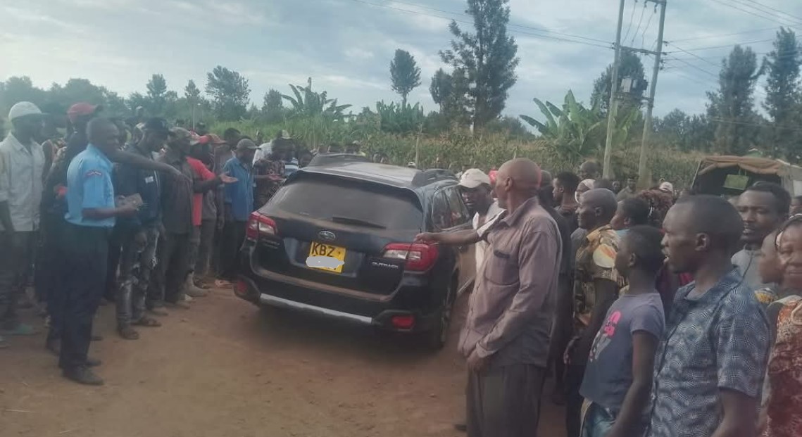 DCI warns Kenyans against obstructing officers on duty after mob prevents arrest in Kirinyaga - Residents of Kiamanyeki in Mwea, Kirinyaga County surround a DCI car that carried officers who had attempted to seize a woman to help them trace a suspect.  (Photo: X/Coletta Aluda)