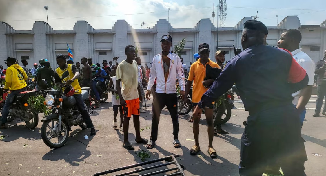 DR Congo's M23 rebels take control of Goma airport, embassies attacked in capital - Protesters clash with riot police forces in front of the French embassy in Kinshasa, Democratic Republic of Congo on January 28, 2025. (Photo: REUTERS/Benoit Nyemba)