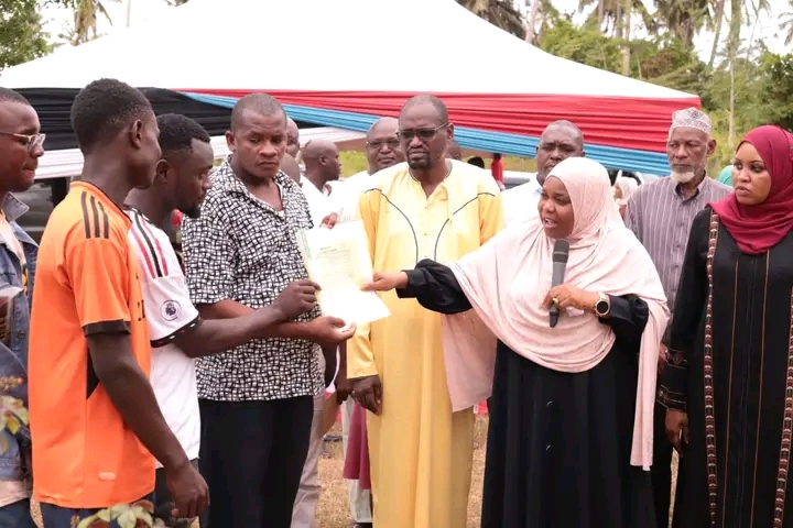 Counties can only fund pre-primary and polytechnic education, says CoB Nyakang'o - Kwale Governor Fatuma Achani giving bursaries to TVET students on March 13, 2024. (Photo: Governors Press) 