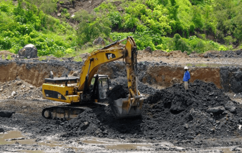 DR Congo justice ministry orders probe into $300 million embezzlement in state mining company - An excavator is used at the bottom of Congolese state mining company Gecamines' Kamfundwa open pit copper mine January 31, 2013. REUTERS