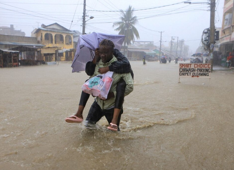 Rain expected in Nairobi, Mombasa, and other regions this weekend - A man wades through flood waters along a street following heavy rains in Kisauni district of Mombasa, Kenya on November 17, 2023. (Photo: REUTERS)