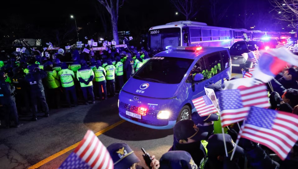 Angry South Korea protesters overwhelm police after court extends Yoon's detention