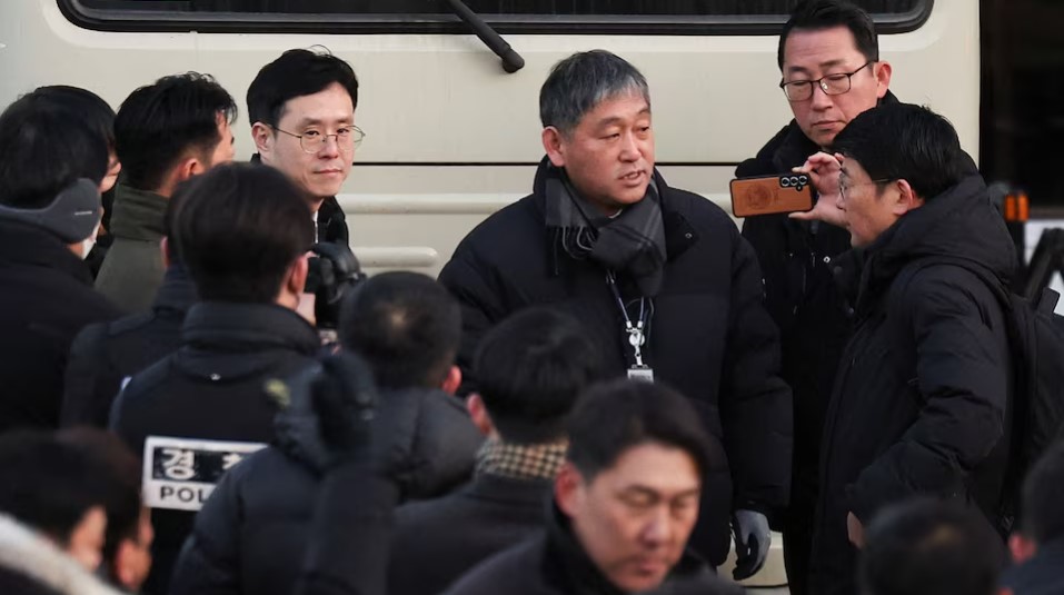 South Korea authorities in standoff in bid to arrest impeached President Yoon Suk Yeol - Members of the Corruption Investigation Office for High-ranking Officials gather in front of the impeached South Korean President Yoon Suk Yeol's official residence on January 3, 2025. (Photo: REUTERS/Kim Hong-Ji)