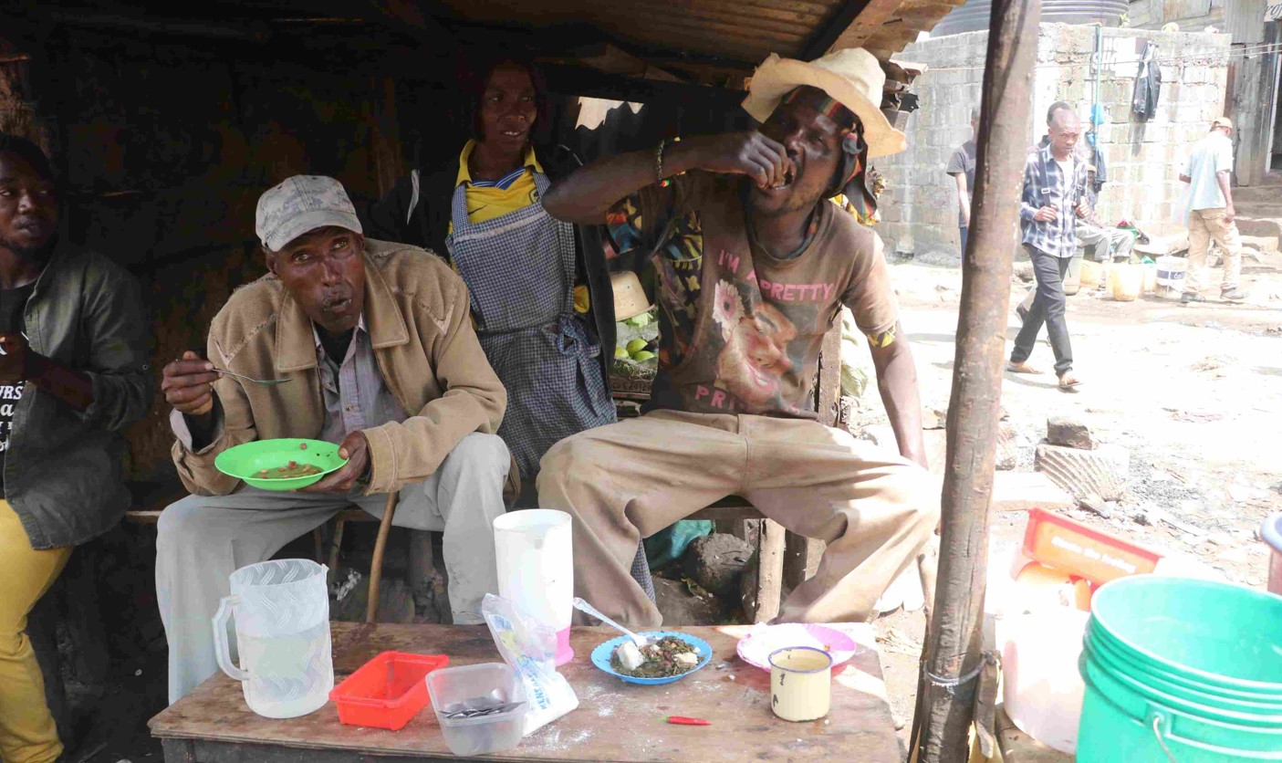 Poor handling of food in roadside eateries raises concerns about foodborne illnesses