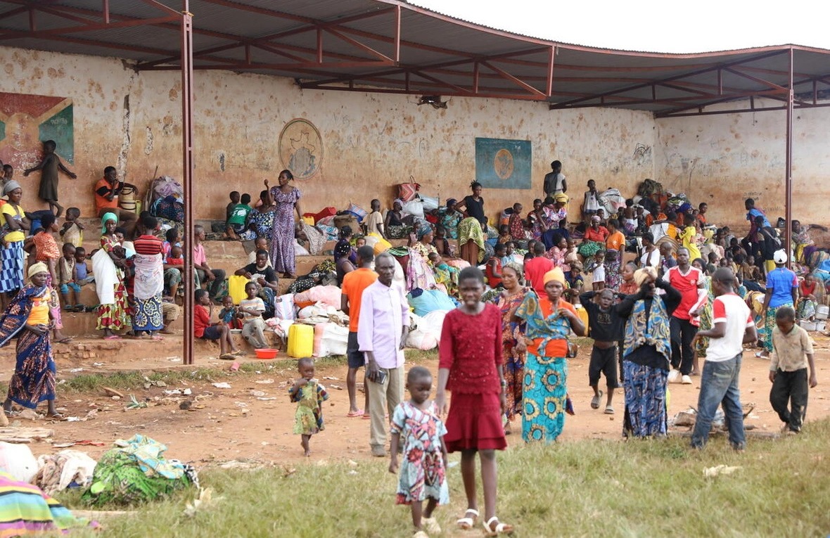 UNHCR begins relocation of DRC refugees in Burundi - Families fleeing the violence in the Democratic Republic of the Congo shelter at a school in northwestern Burundi's Cibitoke Province. (Photo. UNHCR)