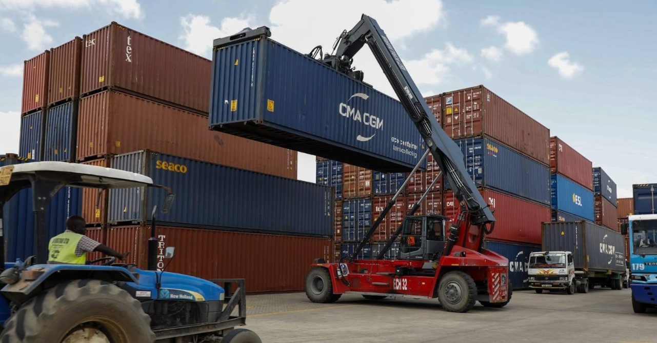 Police launch investigation into suspected copper smuggling at Mombasa port - Containers being offloaded at the Mombasa port. Police are investigating copper smuggling at the port. (Photo: X/Kenya Ports Authority)