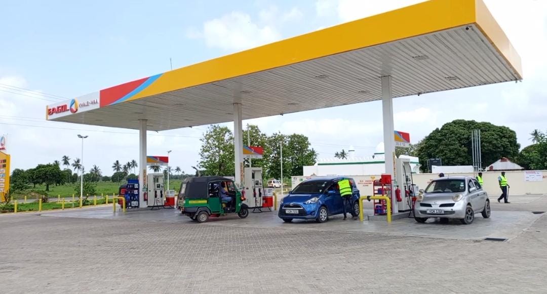 CBK projects cheaper fuel in 2025 will ease burden on businesses, households - Drivers fuel at the EAGOL fuel filling station in Kwale. CBK has projected a drop in fuel prices in 2025, signalling potential relief for motorists, businesses, and households. (Photo: File/Farhiya Hussein)