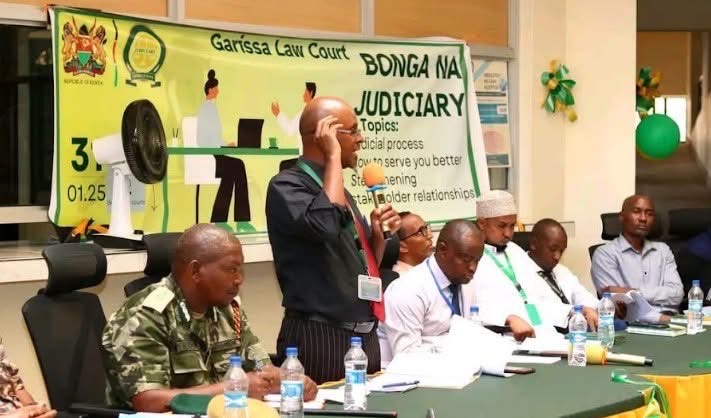 Garissa residents urged to seek alternative dispute resolutions to decongest courts - Garissa Chief Magistrate Thomas Mwangi speaks during a Bonga na Judiciary session held at the Garissa Law Courts. (Photo: Issa Hussein)