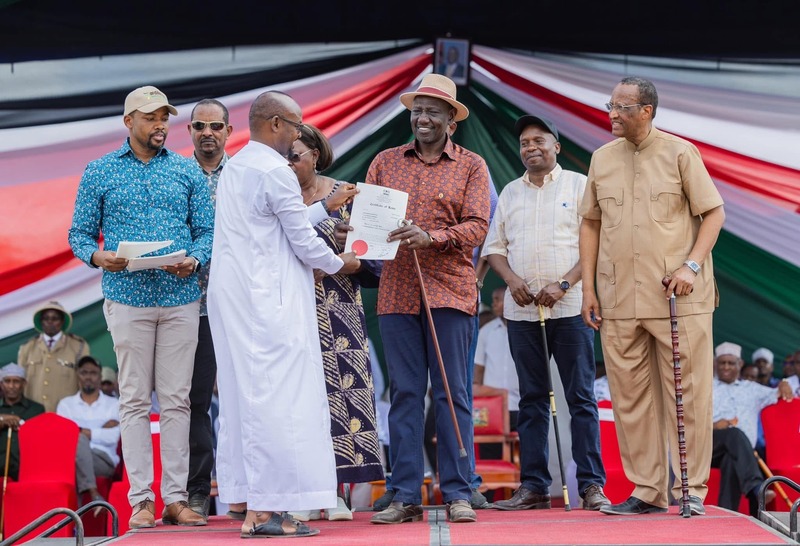 Ruto issues 3,000 title deeds to residents of Garissa Town