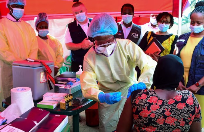 Number of confirmed Ebola cases in Uganda rises to nine - A Ugandan doctor vaccinates the contact of a patient who tested positive during the launch of the vaccination for the Sudan strain of the Ebola virus with a trial vaccine at the Mulago Guest House (Isolation centre) in Kampala, Uganda, February 3, 2025. (Photo: REUTERS/Abubaker Lubowa)