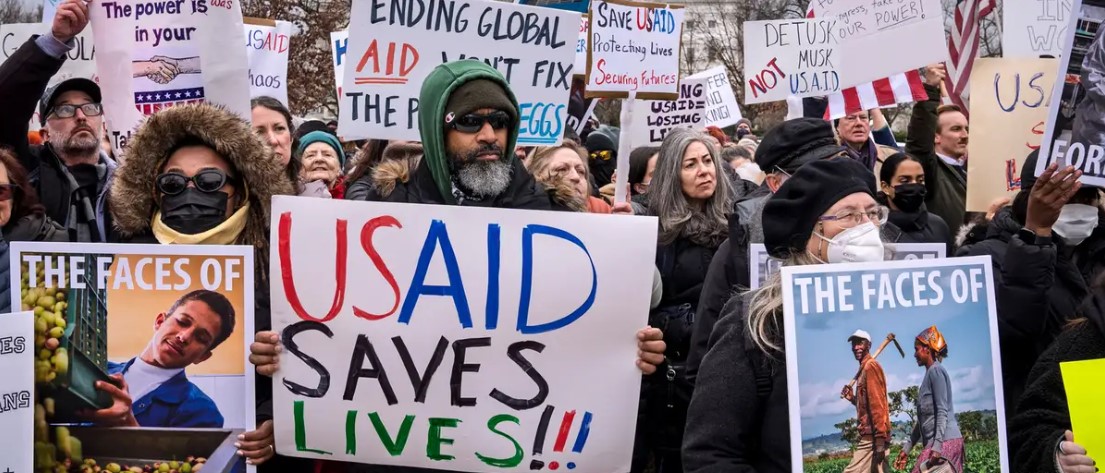 Unions file lawsuit in Washington DC seeking to stop Trump from dissolving USAID - Demonstrators take to the streets to protest US President Donald Trump’s decision to dismantle key aid organisation USAID. (Photo: J. Scott Applewhite/AP/picture alliance)