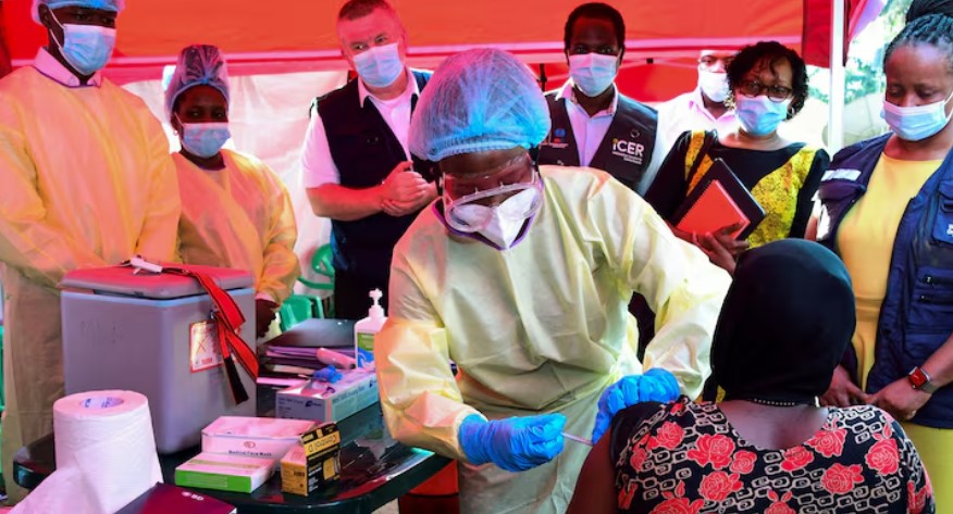 Uganda discharges last Ebola patients, begins 42-day countdown to end outbreak - A Ugandan doctor vaccinates the contact of a patient who tested positive for the Ebola virus on February 3, 2025. (Photo: REUTERS/Abubaker Lubowa)